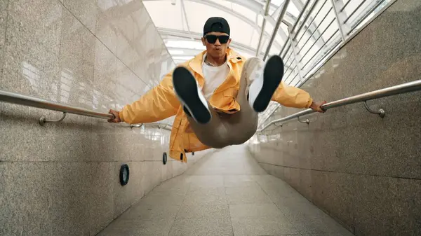 Skicklig Glad Asiatisk Hipster Promenader Medan Dansar Smal Korridor Närbild — Stockfoto
