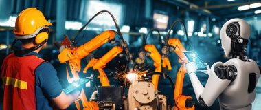 XAI Mekanize Endüstri Robotu ve insan işçileri gelecekteki fabrikada birlikte çalışıyorlar. Sanayi devrimi ve otomasyon üretim süreci için yapay zeka kavramı.