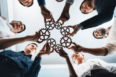 İş ekibinin dairesel olarak çarka katılması, başarılı bir iş ortaklığı grubunu ve verimli bir verimlilikle toplum işyerinde güçlü bir birlik takım çalışmasını sembolize eder. Tedbirli