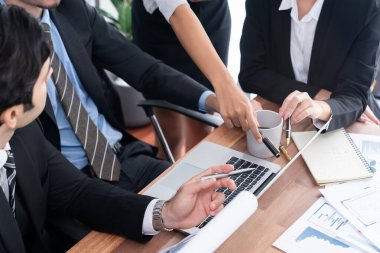Modern ofis ortamında çalışan çeşitli etnik gruplardan çeşitli iş adamları. Üretken ve çok ırklı ofis çalışanları stratejik ticari pazarlama konusunda tartışmaya giriştiler. Çok titiz.