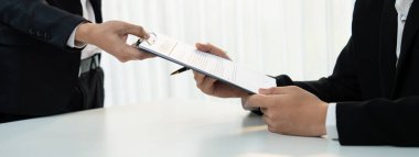 Şirket avukatının ya da hukuk bürosundaki avukat servisinin yardımıyla balyayla ilgili sözleşme imzalama belgesi. İşletme yatırımı ve yasal işlemlerin tamamlanması. Kurnaz.