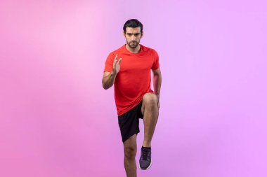 Vücut uzunluğunun tamamı atletik ve sportif genç erkek fitness 'in izole edilmiş arka planda kardiyo egzersizi duruşunu gösteriyor. Sağlıklı aktif ve vücut bakımı yaşam tarzı.