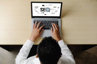 Model e-ticaret için SEO arama motoru optimizasyonu ve bilgisayar ekranında gösterilen çevrimiçi perakende işi