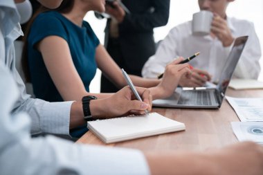 Sekreter, toplantı odasında görüşen bir grup çok ırklı iş adamıyla şirket toplantısında defterine not alıyor. Modern ofiste profesyonel toplantılarda çeşitlilik. Uyum