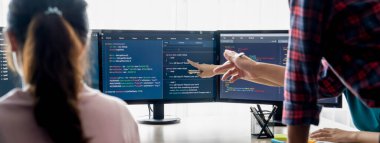 Genç profesyonel web sitesi geliştiricisi ve kooperatif bilgisayar mühendisi ekip modern toplantı odasında program yazma ve kodlama fikri üzerinde kafa yoruyor ve paylaşıyorlar. Takım çalışması konsepti. - Yakın çekim. Filizlenen.
