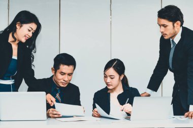 Grup toplantısındaki iş adamları iş arkadaşlarıyla ofiste çalışıyorlar. Şirket iş yeri konsepti. uds