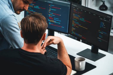 BT geliştiricileri pc ekranında çevrimiçi yazılım geliştirme bilgisini tartışıyor, web sitesindeki son sürüm uygulaması için program kodlaması oluşturuyorlar. Beyin fırtınası yazılımı kavramı güncellendi. Satılabilir.