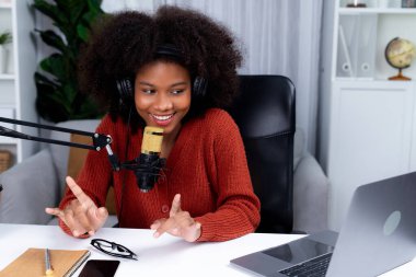 Güzel Afrikalı kadın etkileyicilerin sunucu kanalı yeni dinleyicilerle yayın stüdyosunda konuşuyor. Canlı sosyal medyada yaşam koçu danışmanlığı zamanı. Tavsiye verme kavramı. Tatlandırıcı.