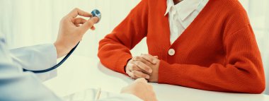 Hasta klinikte ya da hastane ofisinde doktor randevusuna gidiyor. Hastaların nabzını steteskopla kontrol ederken, doktor semptomları muayene ediyor ve teşhis ediyor. Panorama Katı