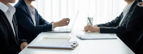 Dois Executivos Negócios Sala Reuniões Discutem Termo Acordo Fusão Empresa — Fotografia de Stock