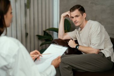 Stresli ve depresif bir hasta zihinsel hastalığı ve depresyonu olan psikiyatristten terapi sırasında yardım istiyor. Akıl sağlığı ve tıbbi bakım konsepti. Açılıyor