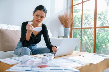 Stresli genç kadının kredi kartı borçlarıyla ilgili maddi sorunları var. En çok kötü kişisel para ve mortgage ödeme yönetimi krizi kavramını gösteriyor..
