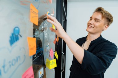 Kafkasyalı profesyonel iş adamının zihin haritası ve renkli yapışkan notlar kullanarak iş pazarlama fikrini kendine güvenle sunuşunun yakın görüntüsü. Proje konseptini başlat. Portre. Tertemiz..