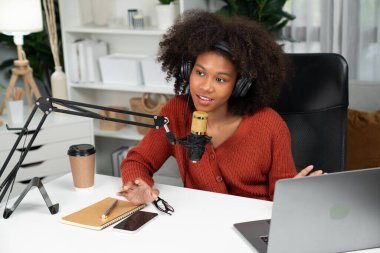 Güzel Afrikalı kadın sunucu kanalı çevrimiçi yayın yoluyla konuşuyor pazarlama öğretiyor, dinleyicileri canlı ya da çevrimiçi. İş yerindeki herhangi bir yer kavramı. Tatlandırıcı.