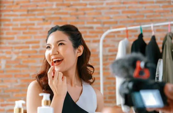 Asian Woman Influencer Střílet Live Streaming Vlog Video Recenze Make — Stock fotografie
