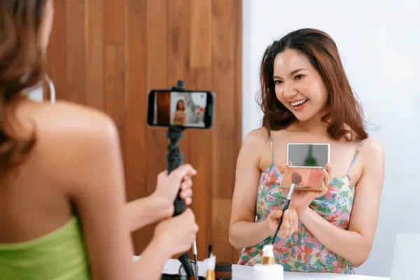 Asyalı Kadın Etkilenen Vlog Canlı Yayın Yapan Videolar Sosyal Medya — Stok fotoğraf