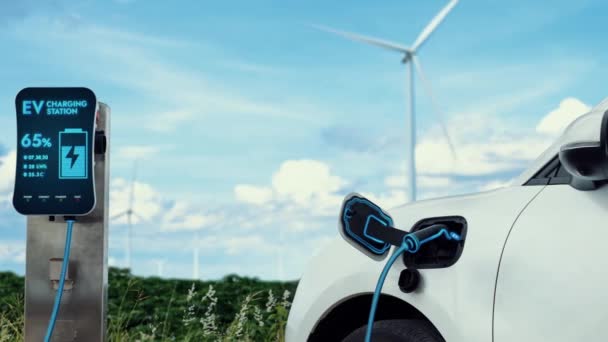 Elektrikli Araba Rüzgar Türbini Çiftliğinde Çalışan Akıllı Şarj Cihazıyla Şarj — Stok video
