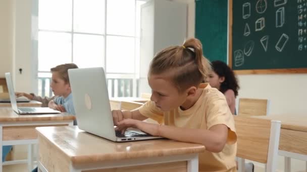 聪明的高加索男孩使用笔记本电脑通过编码工程提示生成人工智能 在Stem技术课上 学生学习或学习编程系统的多样性 教育学 — 图库视频影像