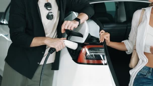 Повільна Пара Рухів Подорожує Електричним Автомобілем Торгового Центру Парковки Заряджається — стокове відео