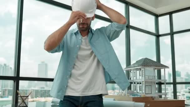 Bauingenieur Setzte Schutzhelm Auf Während Mit Gefaltetem Arm Stand Professioneller — Stockvideo