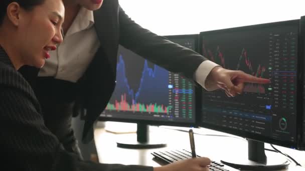 Hisse Senedi Borsası Pazarlamasını Analiz Eden Yavaş Çekim Şirketindeki Yatırımcılar — Stok video