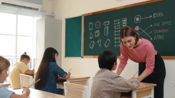Kluger Lehrer Überprüft Putzige Schüler Hausaufgaben Während Ihnen Unterricht Die — Stockvideo