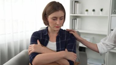 Destekleyici ve rahatlatıcı eller depresif hastayı neşelendiriyor ya da empati kurarak stres yapıyor. Psikolog, klinikte stresli ve üzgün bir hastaya güven veriyor..