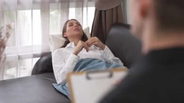 Çömelmiş yatmakta olan genç bir kadın hasta ofiste zihinsel tedavi sırasında travmatik bir olay, endişe ve akıl hastalığından psikiyatriste duygu salıyor. Psikolojik danışma seansı. Düzenle