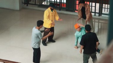 Becerikli hipster sokak dansçıları arasında break dans gösterisi yapıyor. Çok kültürlü sokak dansçıları profesyonel koreograflara bakıyor. Açık hava sporu 2024 hiphop..