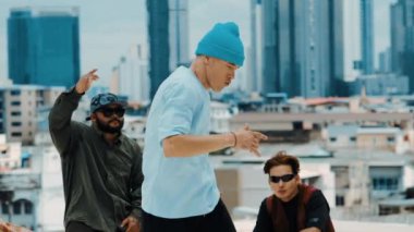 Çatıda çok kültürlü arkadaşlar varken profesyonel İspanyol break dansçısı B boy dansı. Genç modern dans grubu hip hop hareketi yapıyor. Tarz, moda, aksiyon. Açık hava sporu 2024 hiphop..