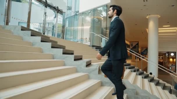 Профессиональный Бизнесмен Поднимается Лестнице Успешный Человек Поднимается Лестнице Исследуя Новое — стоковое видео
