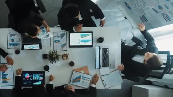 聪明经理人的自上而下的空中视图指向白板上的财务图表 而不同的商业团队则在与股票市场统计数据的会议上解释和计划营销理念 执行局 — 图库视频影像