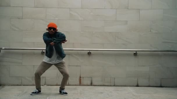 Asiatische Smarte Hipster Zeigen Energiegeladenen Breakdance Mit Grauem Hintergrund Gebäude — Stockvideo