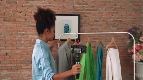 Frauen Influencer Drehen Live Streaming Vlog Video Review Kleidung Entscheidend — Stockvideo