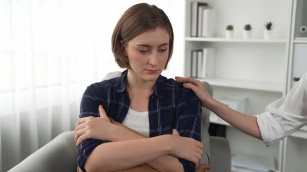 Mãos Apoio Reconfortantes Animando Paciente Deprimido Mente Estressada Com Empatia — Vídeo de Stock