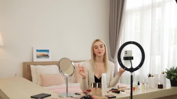 为社交媒体制作美容和化妆品视频内容的年轻女性 美容美发博客使用相机和光环 同时向观众或追随者展示如何使用液体口红 — 图库视频影像