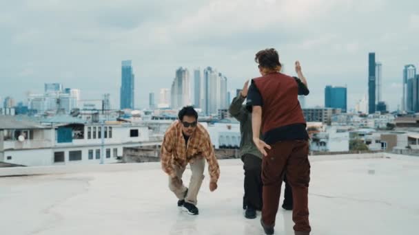 Professionelles Breakdance Team Übt Boy Dance Während Multikulturelle Freunde Auf — Stockvideo