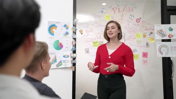 Primer Plano Del Joven Líder Presente Proyecto Negocio Con Confianza — Vídeos de Stock