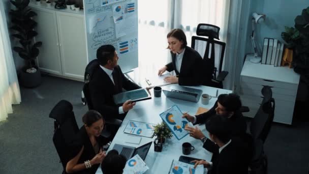 ビジネスミーティングで財務統計を見ている女性リーダーのトップビュー 株式市場投資グラフと計画戦略を調査し分析するプロのマーケティングチーム チームワーク ディレクター — ストック動画