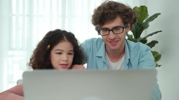 白种人的父亲一边指著笔记本电脑屏幕 一边解释编程系统 美国学生一边听一边学习编码程序 一边与笔记本电脑一起坐在桌旁生成人工智能 教育学 — 图库视频影像