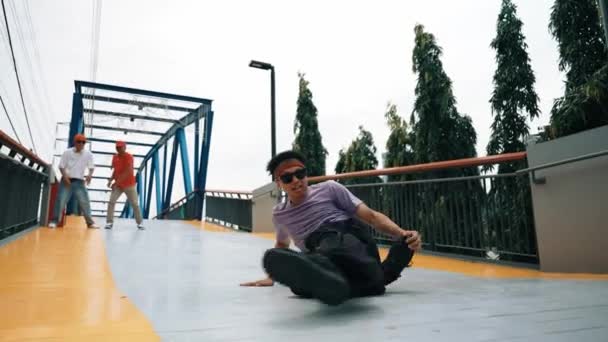 Panorama Tiro Hipster Con Paño Elegante Haciendo Pose Congelación Grupo — Vídeos de Stock