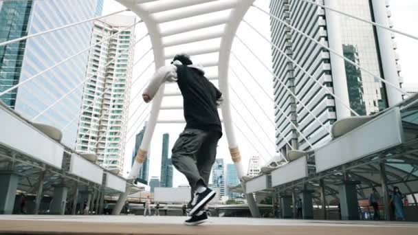 若いアジアのヒップスターは 人々の周りの市内中心部の足跡を示しています スタイリッシュなファッションストリートダンサーは 低角度でBボーイやフリースタイルのダンスを行います アウトドアスポーツ 2024 ブレイクダンス スプライトリー — ストック動画