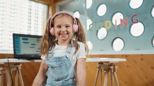 Küçük Beyaz Kız Kameraya Gülümserken Baş Parmak Hareketi Yapıyor Küçük — Stok video