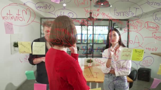 Criativa Equipe Negócios Jovem Brainstorming Sobre Plano Marketing Enquanto Belo — Vídeo de Stock
