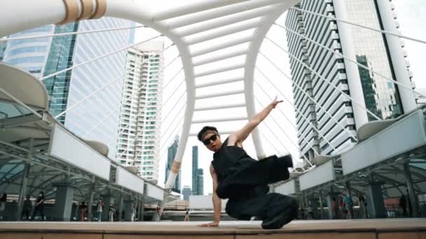 专业街头舞者的低角度相机练习男孩舞 年轻迷人的嬉皮士转向嘻哈音乐 而在城市表演霹雳舞 2024年户外运动 神气活现 — 图库视频影像