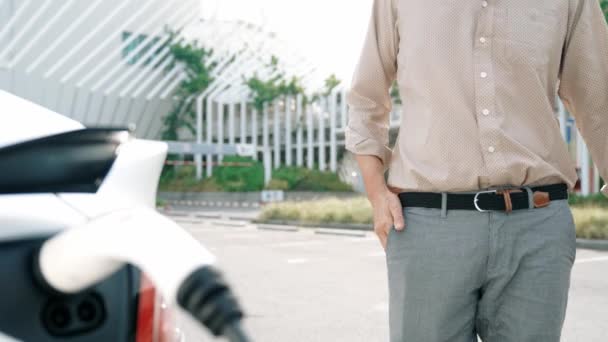 Homem Câmera Lenta Colocar Carregador Para Recarregar Bateria Carros Elétricos — Vídeo de Stock