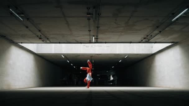 Długie Ujęcie Przystojnego Hipstera Wykonuje Żywy Energiczny Ruch Freestyle Tancerz — Wideo stockowe