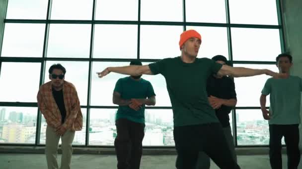 Grupo Hipster Multicultural Mirando Cámara Mientras Realizan Break Dance Edificio — Vídeo de stock
