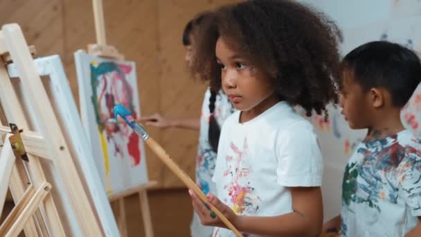 ハッピークリエイティブなアフリカの少女は アジアの少年と一緒にキャンバスを描いたり描いたりします 遊び心のある学生のグループは 水彩画で描かれた面白い絵画やアートワークを作成します 創造活動コンセプト エラー — ストック動画