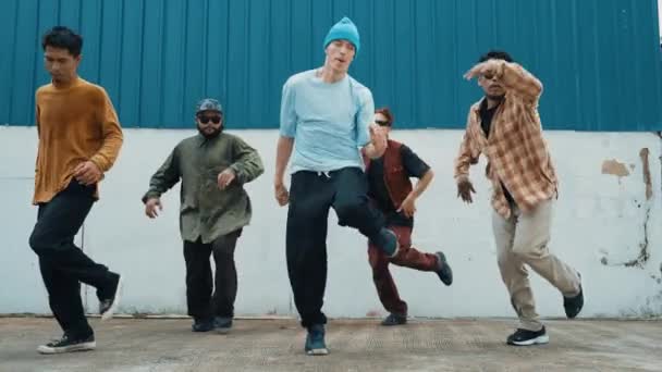 Grupo Hip Hop Coreógrafo Dançando Dança Rua Juntos Parede Jovem — Vídeo de Stock
